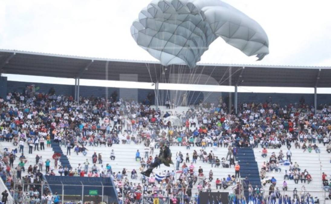 Los paracaidistas abordaron tres helicópteros y un avión tipo L410.