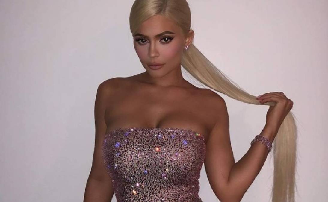 La menor del clan Kardashian Jenner tuvo una fiesta de derroche para celebrar su 21 cumpleaños, gastando casi $1 millón de dólares en el festejo, pero al menos los regalos que recibió podrían compensar tanto despilfarro.<br/>