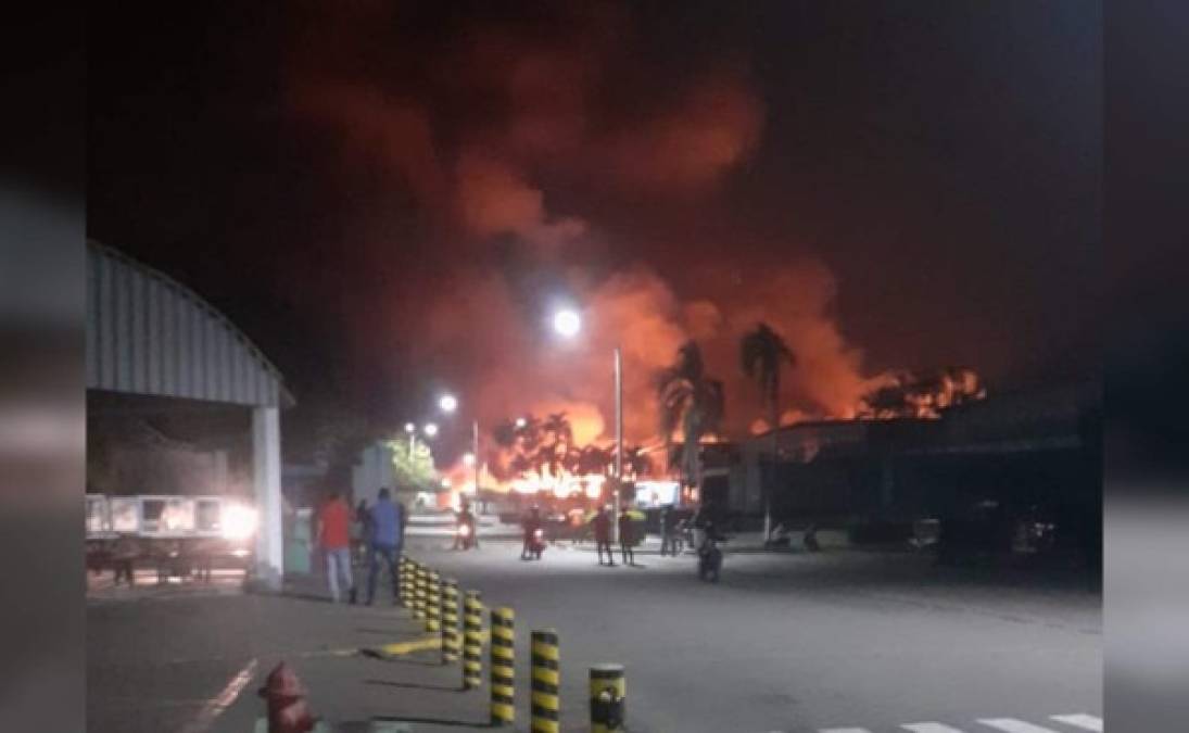 Según información preliminar el siniestro es en un edificio de desechos sólidos.