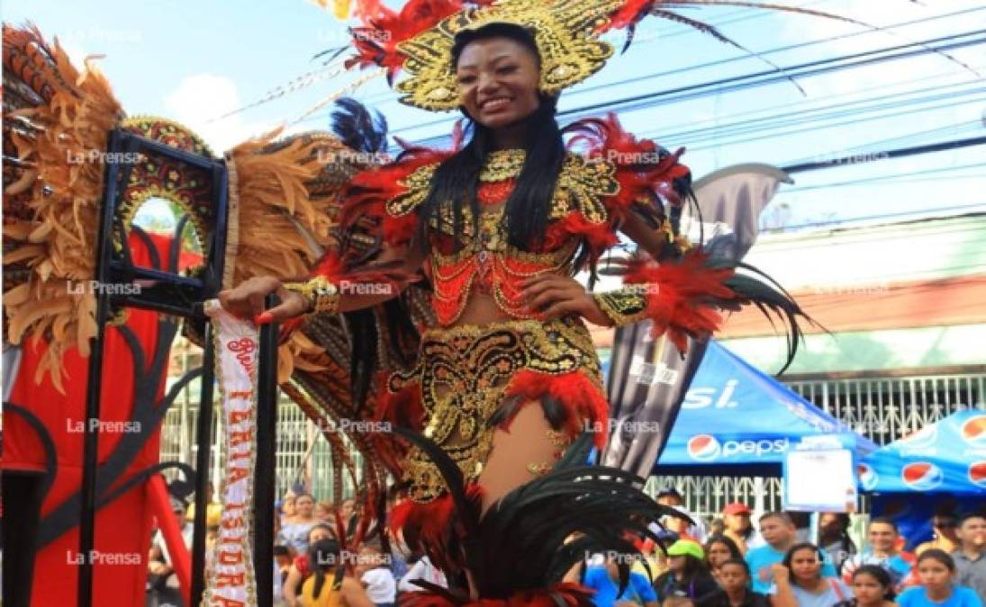 El desfile duró varias horas y luego los ceibeños terminaron con un fenomenal carnaval que puso a bailar a todos. Foto: Melvin Cubas.