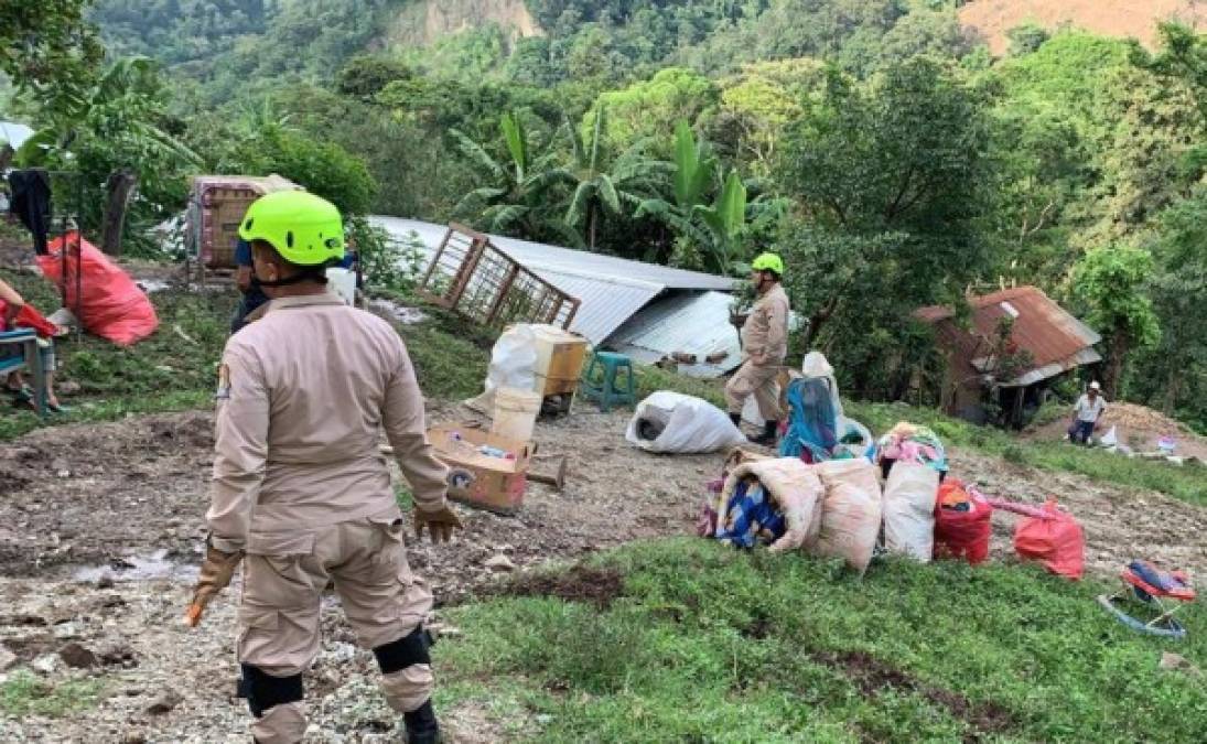 Vecinos de aldeas como Palos Blancos, Mezacán del municipio de Belén Gualcho reportaron que sus viviendas terminaron dañadas tras las fuertes lluvias; además reportaron deslizamientos en el sector.