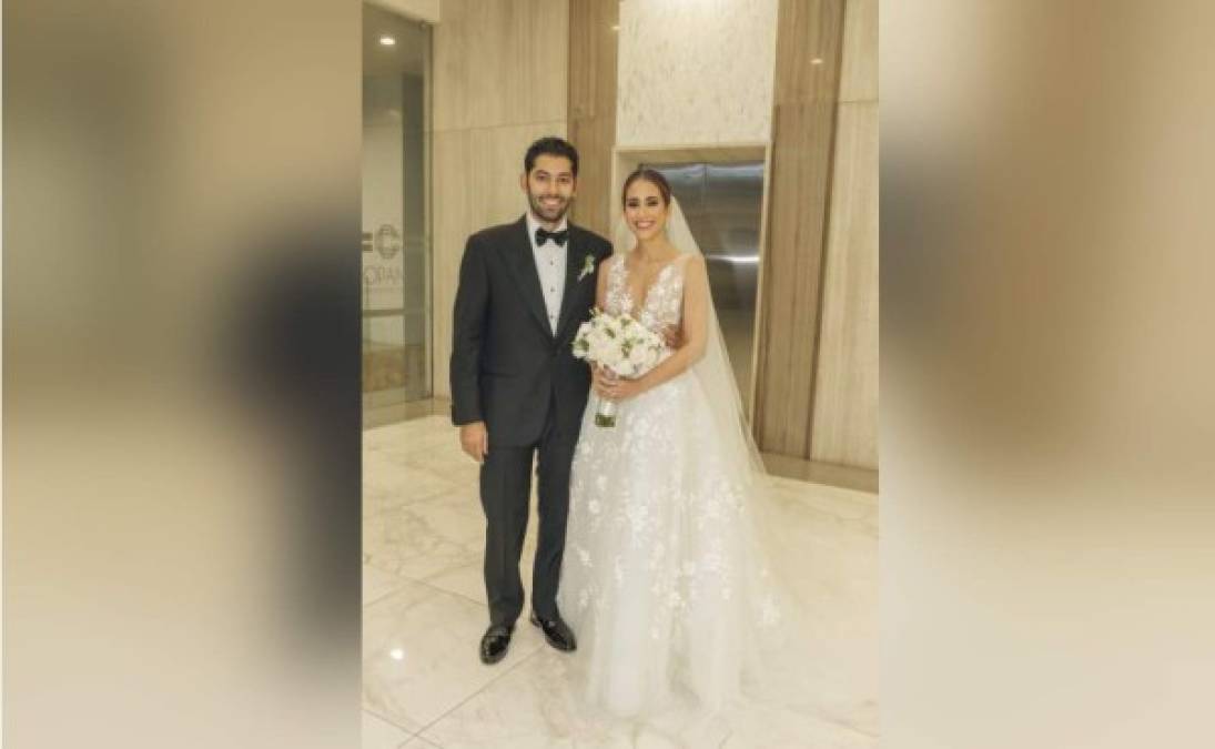 SAN PEDRO SULA. Tras varios años de sólido noviazgo, Giancarlo Casco y Giselle Maalouf protagonizaron una hermosa fiesta nupcial.Bajo un cielo perfectamente estrellado, los enamorados se presentaron en el altar de la iglesia Nuestra Señora de Suyapa ante el padre Henry Asterio Rodríguez, quien se encargó de unir a la pareja como marido y mujer.<br/>Al culminar el acto religioso, los recién casados se dirigieron al Centro de Convenciones del Hotel Copantl en un auto clásico Mercedes Benz rojo.<br/><br/>Con constantes miradas y tomados de las manos, Giancarlo y Giselle realizaron una entrada triunfal al salón Napoleón, donde sus seres queridos los recibieron con muchos aplausos. Estando en el centro de la pista procedieron a realizar su primer baile como recién casados. Luego de la interpretación tan emotiva, las familias se reunieron para brindar por el amor de los nuevos esposos.<br/><br/>La organización de la cita estuvo a cargo de Irela Pérez; Susana Prieto atavió las paredes del recinto con delicados lienzos blancos que resaltaron la elegante decoración, follajes combinados con orquídeas.<br/><br/>Los enamorados Giancarlo Casco y Giselle Maalouf celebraron rodeados de sus seres queridos.