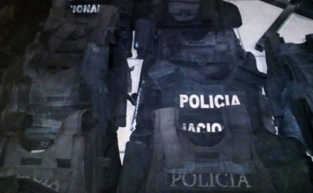 Agentes de la Policía Nacional de Honduras logra recuperar al menos 103 chalecos antibalas que habían sido robados por manifestantes durante la quema de la posta policial ubicada en el sector de Cofradía, departamento de Cortés, zona norte de Honduras. Dicho suceso ocurrió el pasado 1 de diciembre. Las autoridades informaron que vecinos denunciaron la noche del martes que un vehículo llegó al basurero de la colonia Brisas de Valle y dejaron allí unos sacos de colores que pensaron se trataba de cuerpos sin vida.