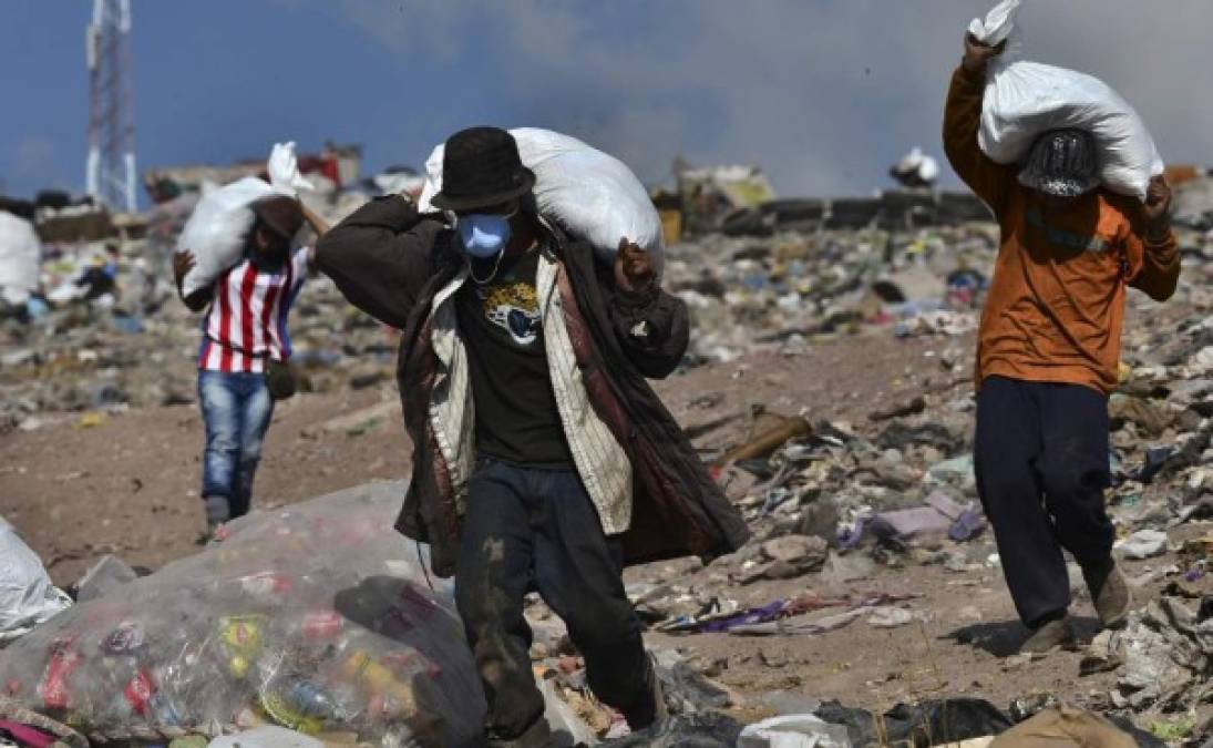 La mayoría de los manifestantes son pepenadores (recolectores) que luchan día a día por ganar 'algo de dinero' en el vertedero de Tegucigalpa, la capital hondureña, donde separan una amplia variedad de residuos.
