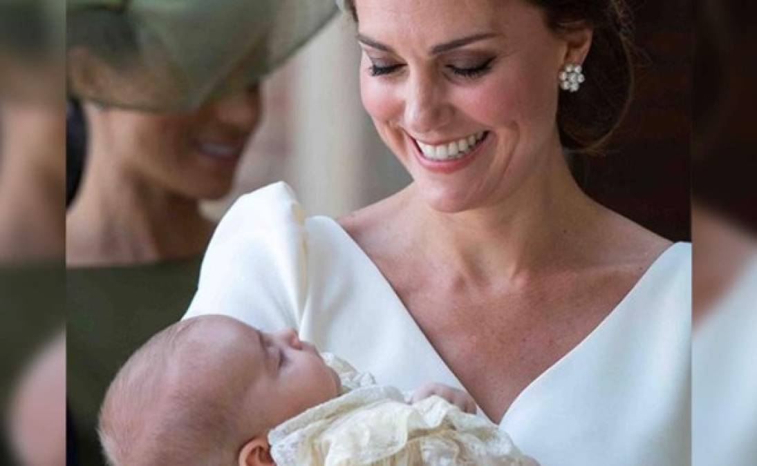 El príncipe Louis de Cambridge, tercer hijo del príncipe William y Kate Middleton, fue bautizado este lunes rodeado de su familia.