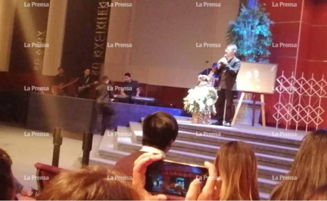 Cada vez llegan más personas a la iglesia donde es velado el pastor.