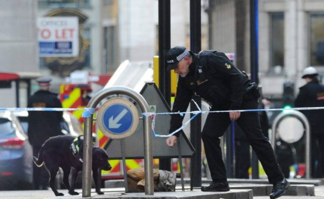 El presunto terrorista fue abatido a pocos metros de ese recinto, sobre una de las aceras del puente de Londres, el mismo lugar donde en junio de 2017 tres hombres iniciaron otro ataque, en el que mataron a ocho personas e hirieron a otras 48.