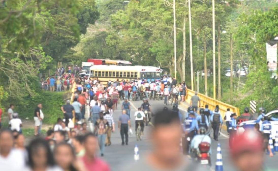 Centenares de ceibeños tuvieron que caminar grandes distancias para llegar hasta sus destinos.