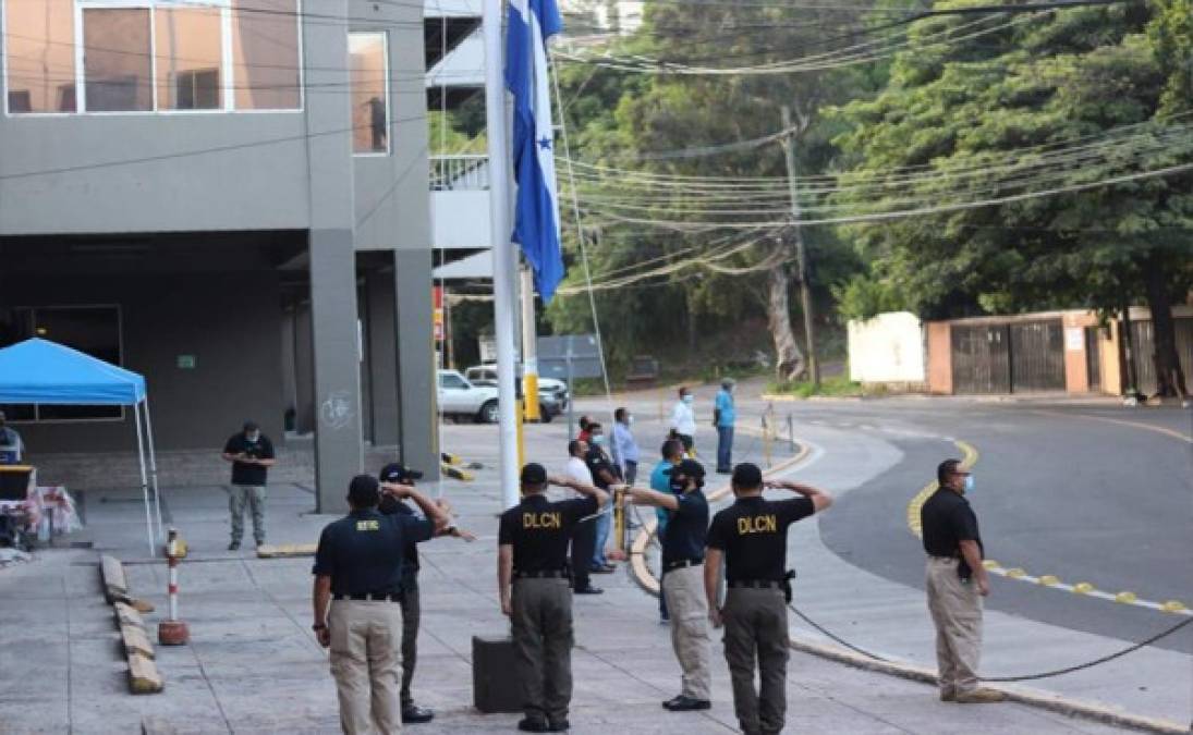 El Ministerio Público se colocó con reverencia frente a la Bandera en su día.