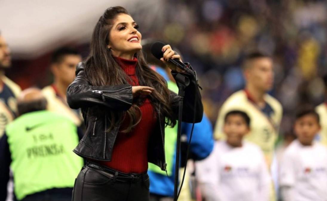 La cantante mexicana entonó el Himno Nacional en la final de la Liga MX y cometió errores garrafales que le valieron burlas y críticas en las redes sociales.