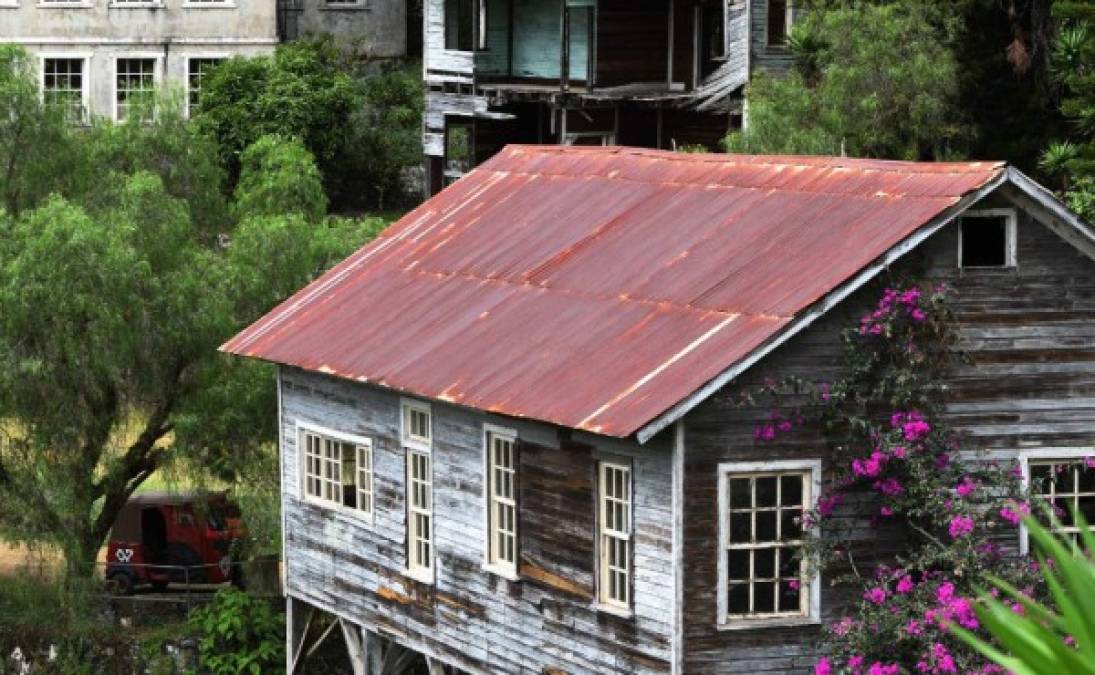 También construyeron un campamento para los ejecutivos, una escuela, canchas de tenis y boliche, una piscina y los edificios de un hospital y del consulado de Estados Unidos, el primero en Honduras, más las residencias de madera de los trabajadores colgando en las laderas de la montaña.