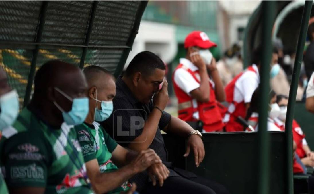 El técnico colombiano del Platense, Jhon Jairo López, se persignó antes del inicio del juego frente al Vida.