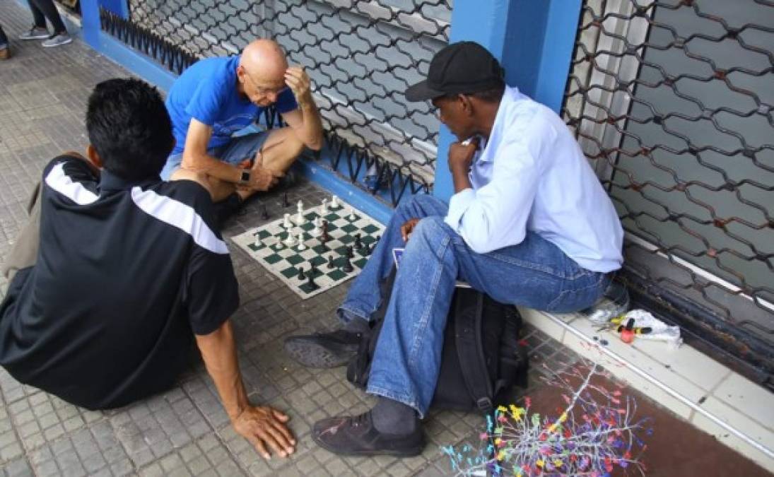 "Algunos espacios de la plaza del parque central son utilizados para entretenerse o cultivar la mente. Es costumbre que estos señores siempre por las tardes jueves ajedrez."