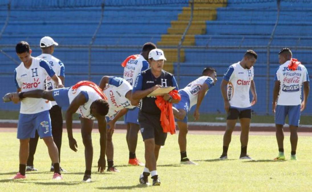 Jorge Luis Pinto, seleccionador colombiano de Honduras, escondió sus armas a dos días del duelo con Canadá y solo permitirá que los medios estén presentes en la rueda de prensa posterior al penúltimo entrenamiento. Pinto, quizás incomodo por lo sucedido ayer durante la práctica, cuando supuestos 'espías' presenciaron las labores tácticas con la mira en el duelo ante los canadienses, prefirió polarizar la labor de los suyos.