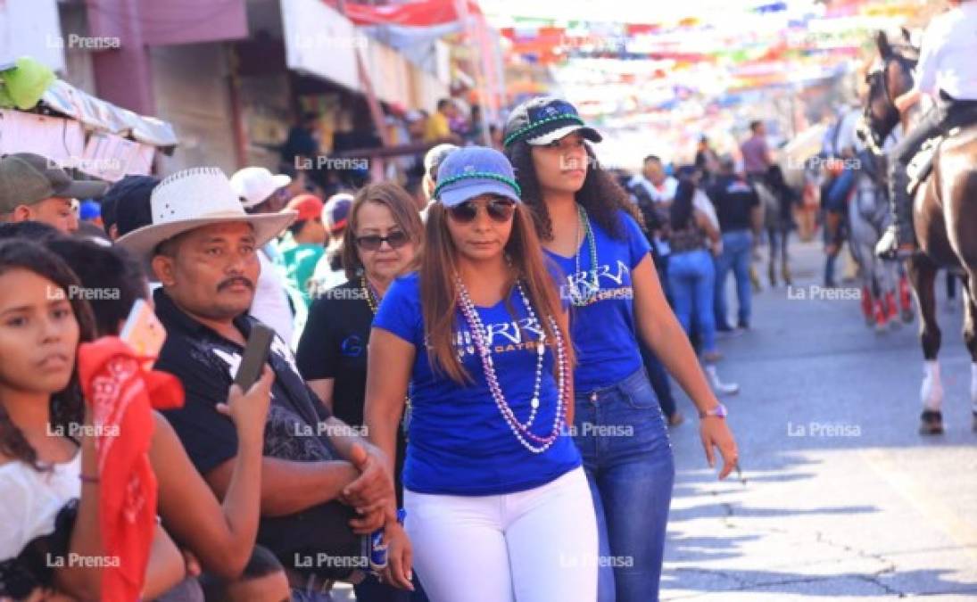 Miles de personas están presenciando la gran feria de La Ceiba y se alistan para vivir el carnaval esta noche.