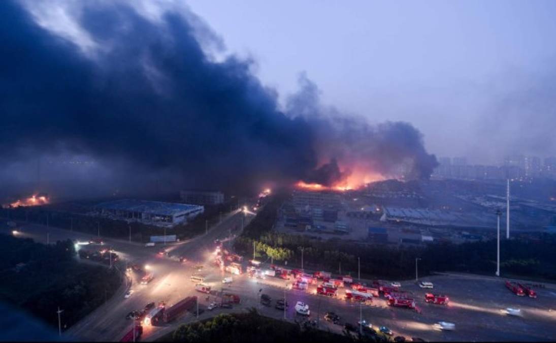 Más de 200 expertos en materiales químicos del ejército chino llegaron a Tianjin. Su primera tarea es hacer pruebas para detectar gases tóxicos en el aire, según informa la agencia de noticias china Xinhua.