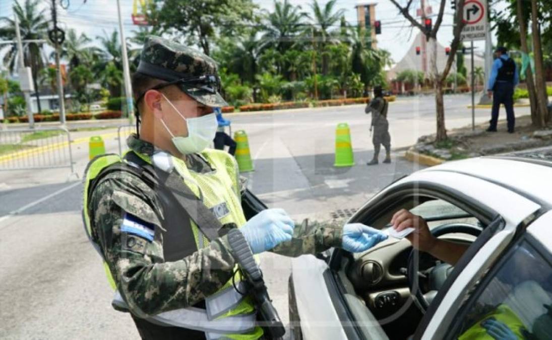 Autoridades de la Policía y el Ejército solamente dejan transitar a conductores con el permiso respectivo de circulación en el toque de queda.