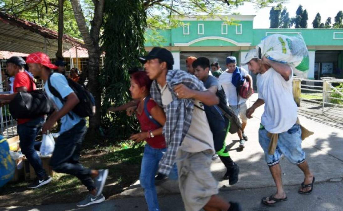 Otros migrantes que llegaron después a Corinto desde San Pedro Sula en grupos pequeños fueron retenidos por los agentes que les pidieron documentos.<br/>