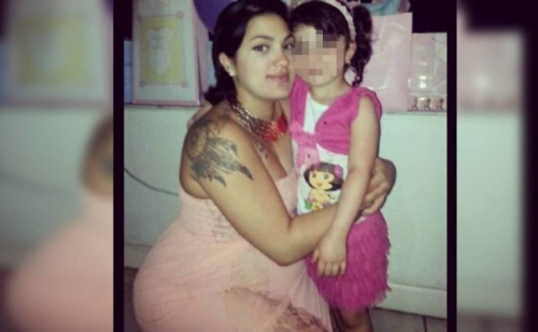 La mujer se sometió a una operación de glúteos mediante la cual le extrajeron grasa del estómago y se la inyectaron en el trasero, según confirmó al medio su madre adoptiva.<br/>