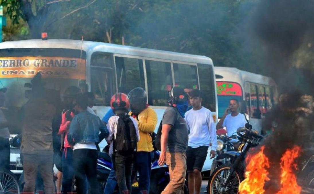 Los presuntos protestantes entraron con todo a los diferentes negocios y aprovecharon la oportunidad para llevarse cuanta cosa podían.