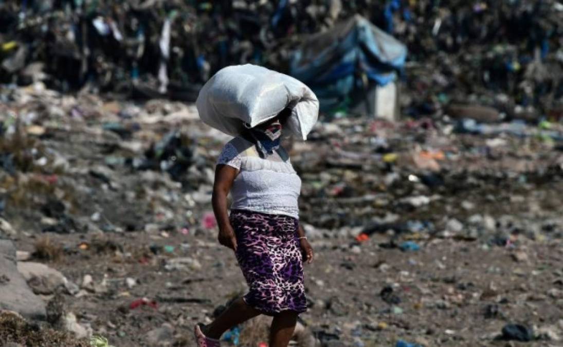 En Tegucigalpa, medio centenar de personas, algunos con el rostro cubierto, bloquearon la salida hacia el departamento de Olancho, oriente del país, y obstaculizaron la circulación de vehículos con piedras, quema de neumáticos y basura.