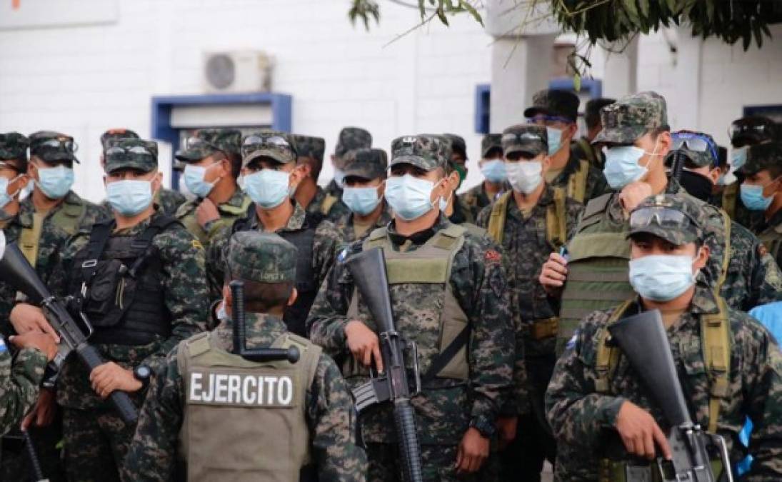 Un fuerte contingente de militares fue encargado de distribuir los alimentos en la colonia Los Pinos de Tegucigalpa.