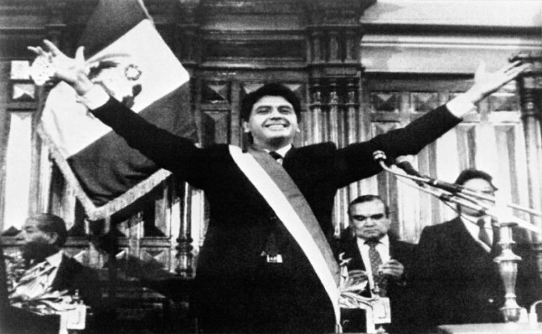 En este archivo, foto tomada el 28 de julio de 1985, el presidente peruano Alan García hace un gesto durante su inauguración en Lima. Foto AFP.