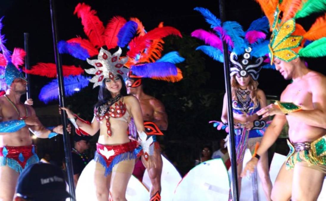 Un espectáculo lleno de color y belleza se vivió en Puerto Cortés en el desfile de carrozas en el marco de la feria agostina.