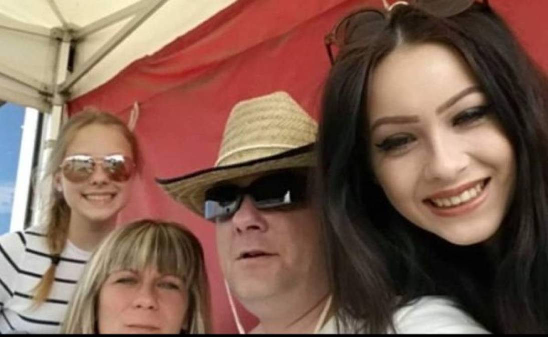 Angelika y Marcin Klis: La pareja polaca que vivía en el Reino Unido y que fue al concierto a buscar a sus hijas murieron cuando esperaban a sus dos adolescentes en el vestíbulo del Manchester Arena, informó el ministro de Relaciones Exteriores de ese país.<br/><br/>