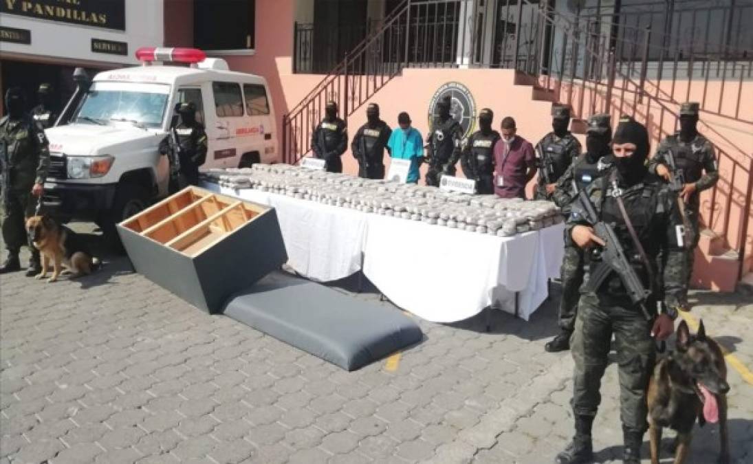 Los capturados son Junior Joaquín Rivera Sánchez (37) y Héctor Leonel Dubón Sam (54). <br/>Quienes según las investigaciones son miembros activos de la organización criminal pandilla 18 y aprovechándose de haberse infiltrado en el sistema sanitario público, se dedicaban a cometer varios ilícitos.