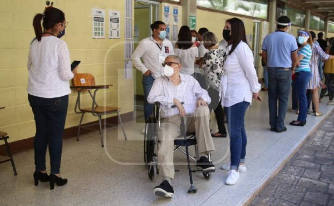 Un grupo de ciudadanos llegando a las instalaciones de la Unah en la capital para ejercer su voto.