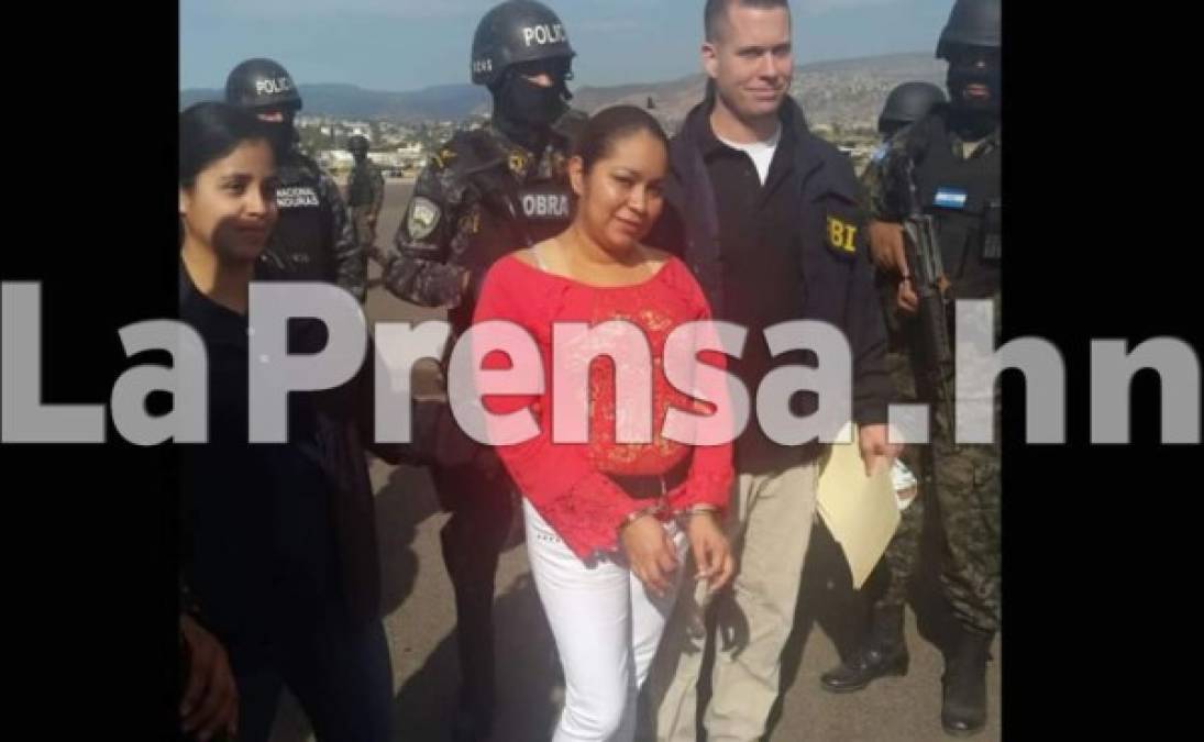 Marlen Griselda Amaya Argueta sonríe antes de abordar la avioneta que la trasladó a Estados Unidos.