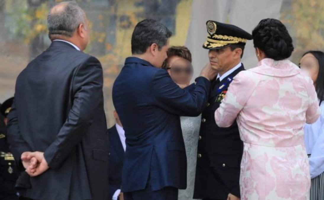 "El presidente Juan Orlando Hernández participó en la ceremonia de ascendos en la que recientemente fue ascendido el comisionado general Leonel Sauceda."