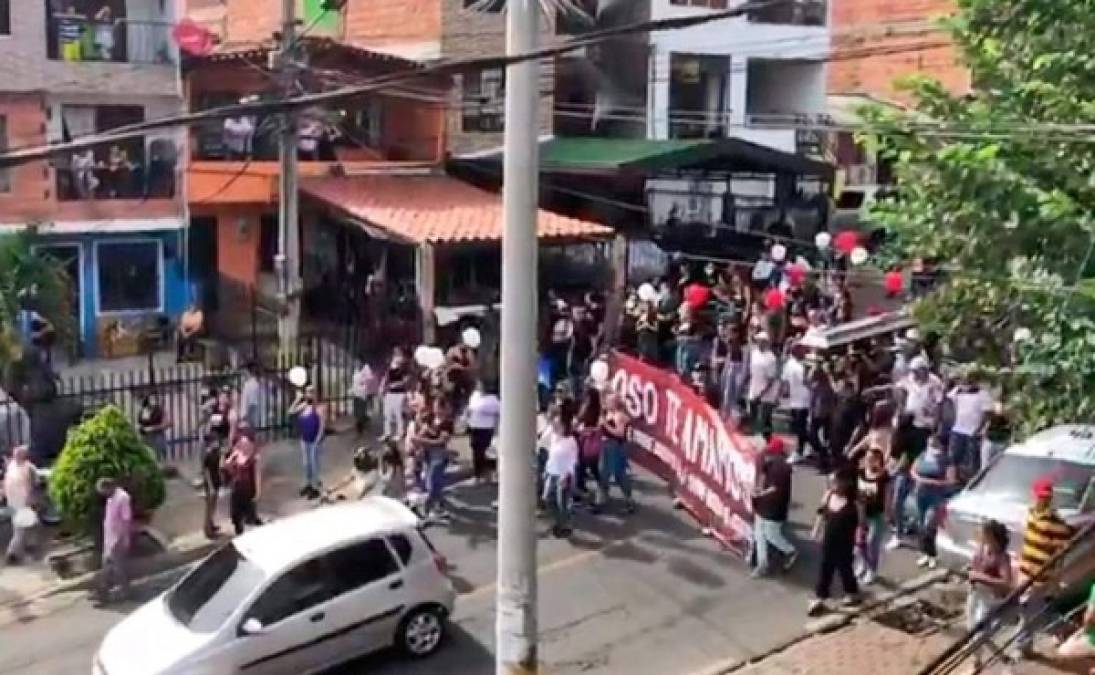 'Estas personas ya se encuentran en sus residencias y vamos a iniciar una investigación contra las personas que patrocinaron este acompañamiento que no está permitido en la cuarentena', explicó el comandante de la Policía Metropolitana de Medellín, brigadier general Eliécer Camacho.