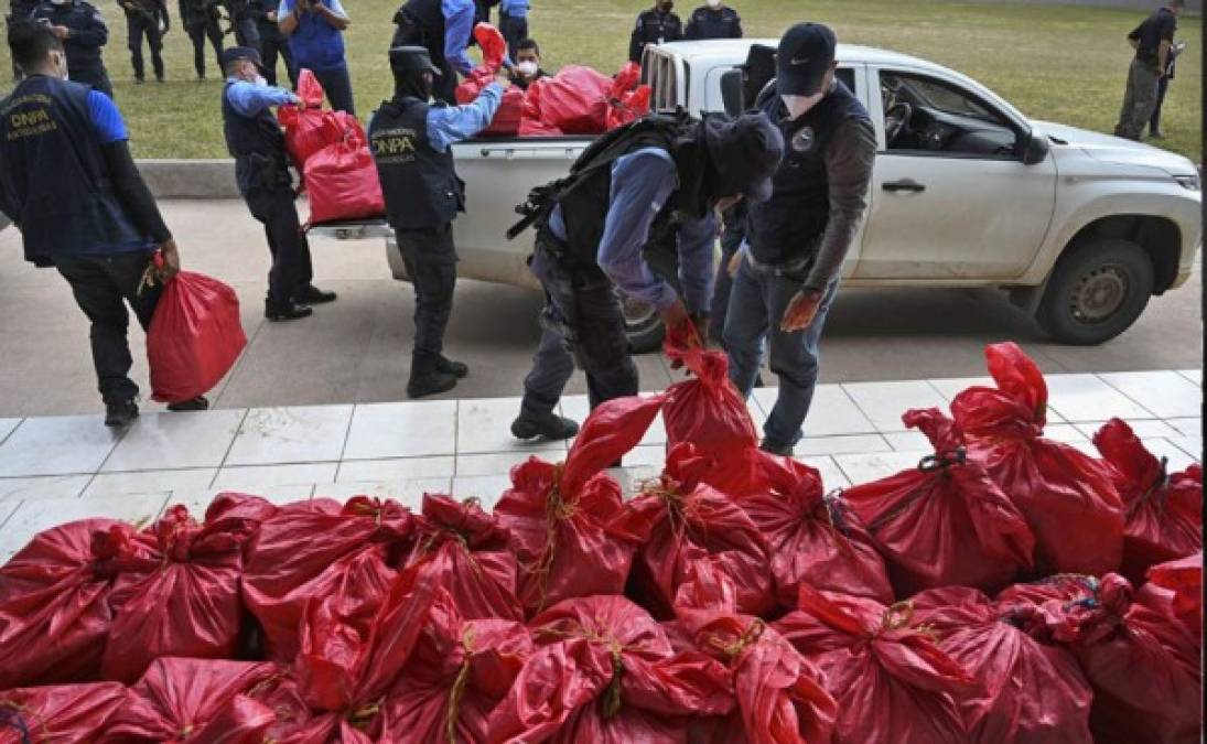 El traslado de la supuesta droga se realizó este jueves bajo estrictas medidas de seguridad.