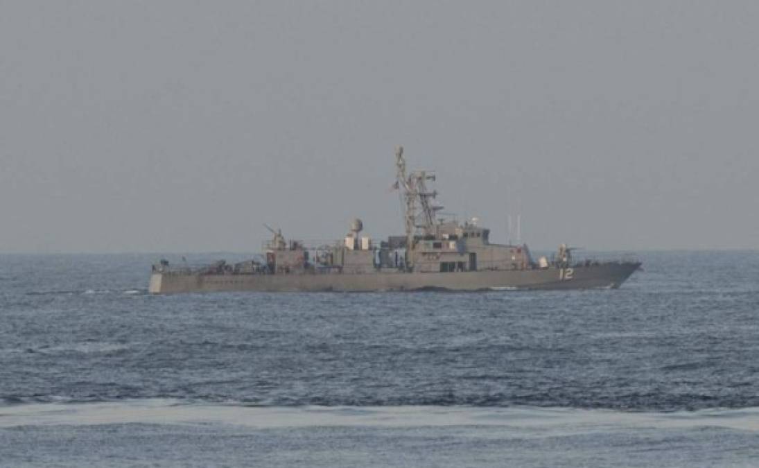 Un buque de la Armada de EUA efectuó hoy disparos de advertencia a un barco patrullero de Irán en aguas del norte del golfo Pérsico, informó a Efe una portavoz del Departamento de Defensa de Estados Unidos. Según esta fuente, el navío iraní, perteneciente, al parecer, a la Guardia Revolucionaria del país persa, se acercó a unos 140 metros del buque de patrulla estadounidense USS Thunderbolt, que reaccionó con los disparos de aviso.