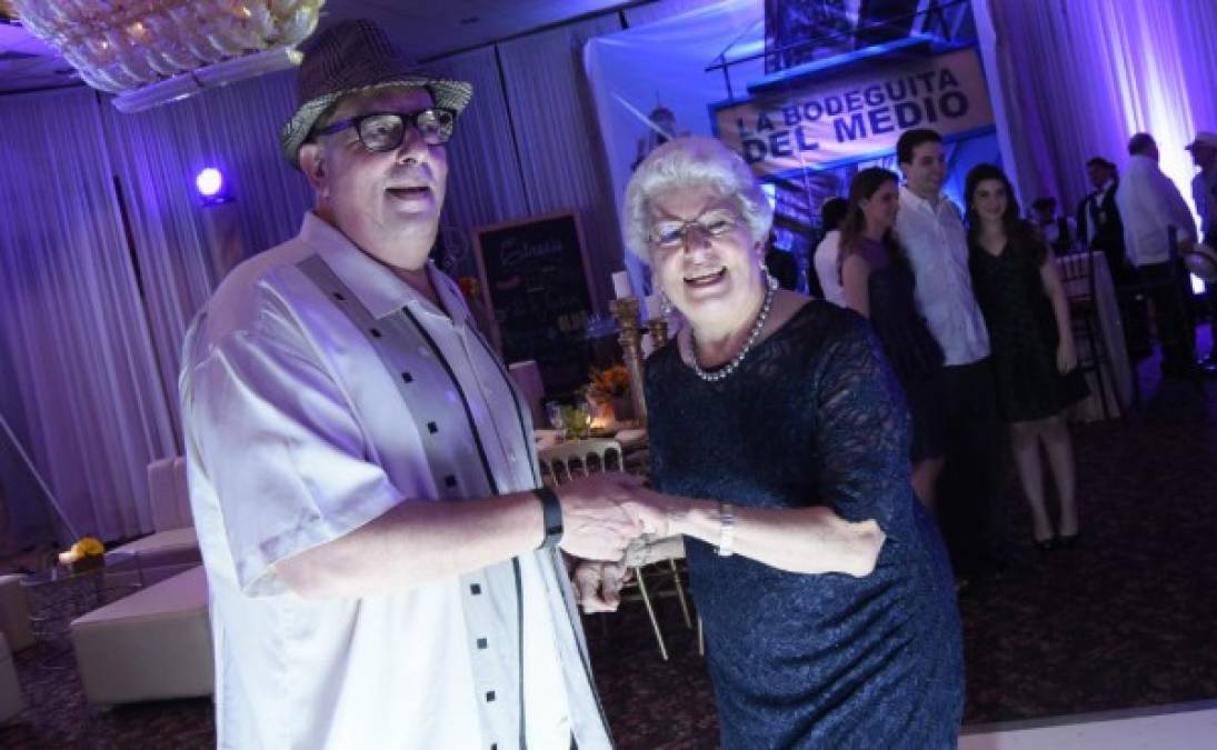 Así de feliz lució la apreciada dama. Su hijo Miguel la hizo recordar sus tiempos de buena bailarina.