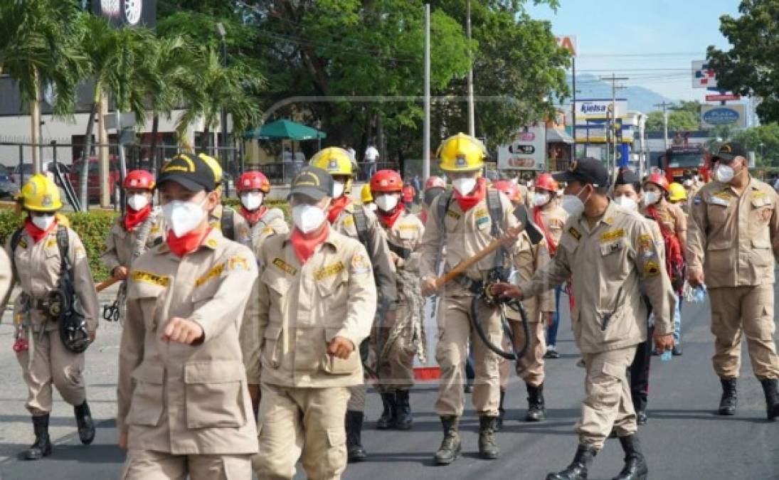 Elementos del Cuerpo de Bomberos luciendo su traje y herrramientas durante los desfiles.