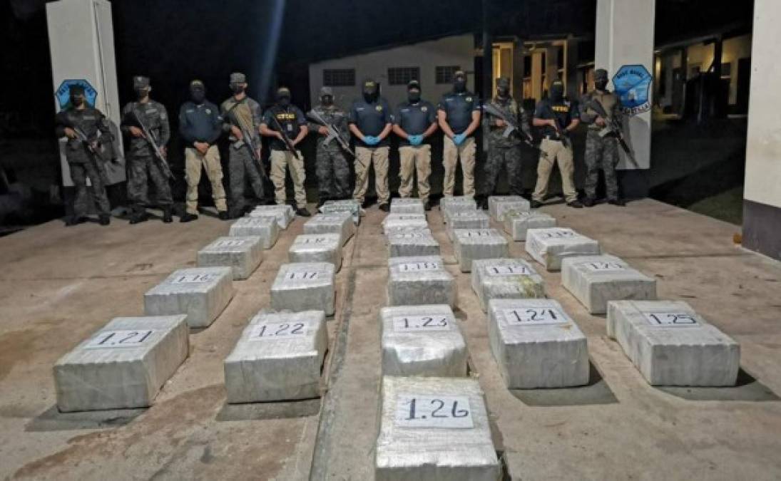 Cinco personas detenidas y la incautación de al menos 26 fardos de supuesta cocaína fue el resultado de operativo en las costas de La Mosquitia.