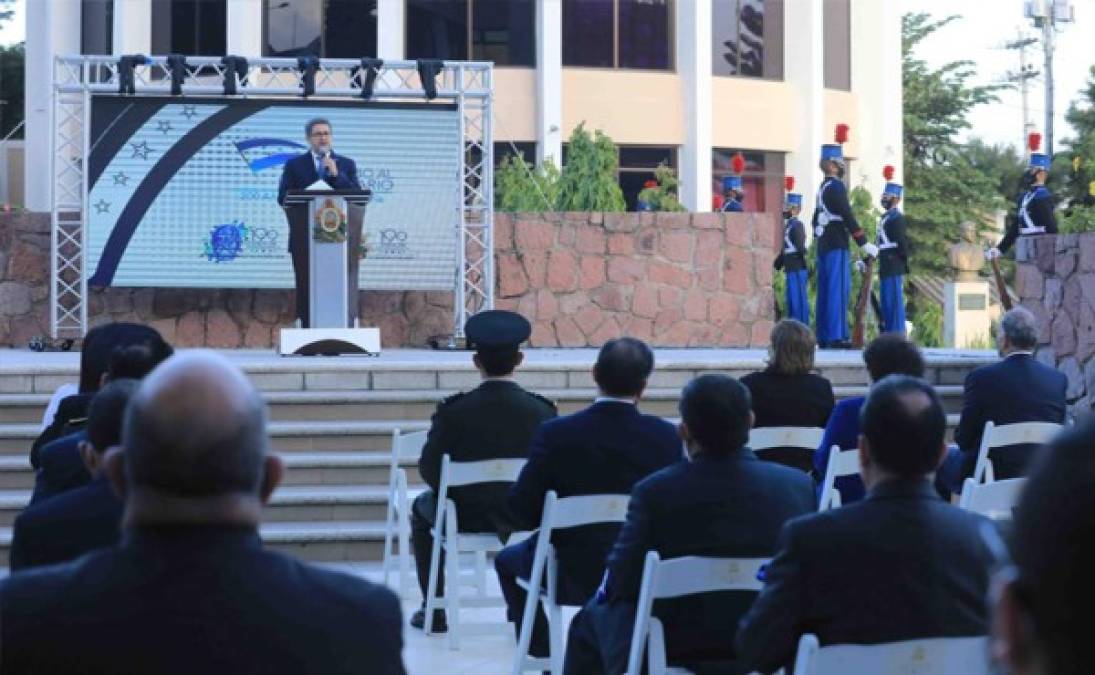 El presidente Juan Orlando Hernández exponiendo tras la izada de la Bandera Nacional en la capital.