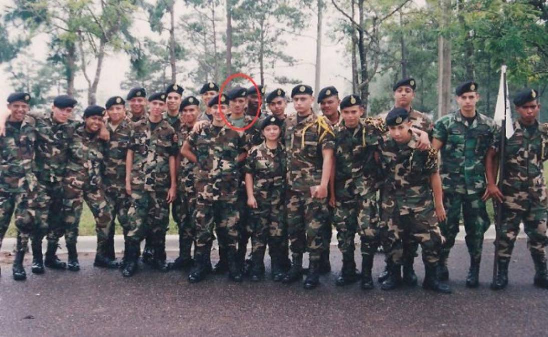 En esta foto se muestra con todos sus compañeros de generación en la Fuerzas Armadas de Honduras.