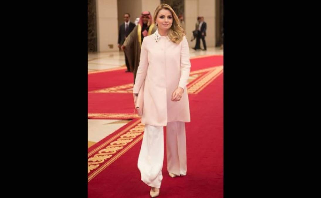 Con este look acompañó a su esposo, el presidente Enrique Peña Nieto, a uno de sus compromisos en Medio Oriente.