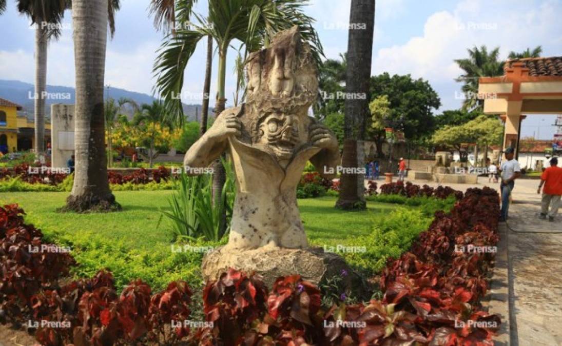 En cada rincón de Copán Ruinas hay un encanto que apreciar. En su parque, aparte de colorido encontramos piezas arqueológicas.