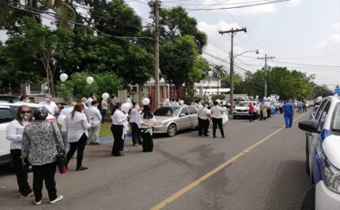 Compañeros de trabajo lamentaron el deceso del galeno e instaron a la población a cuidarse de este mortal virus que ha arrebatado la vida a muchísimas personas.