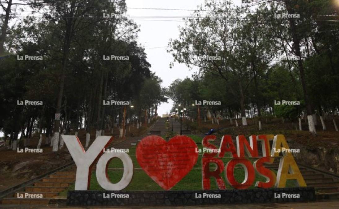 Uno de los lugares más visitados está en la parte alta de la ciudad donde se encuentra el nombre de la misma.