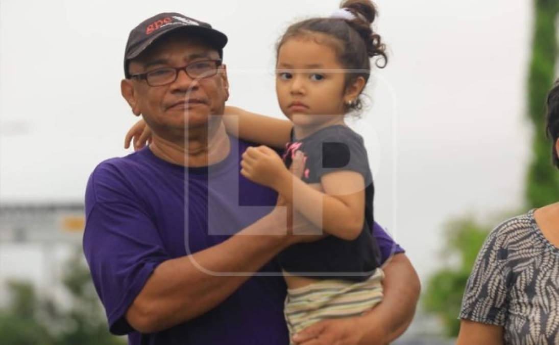 Familias enteras desconsoladas por los daños ocasiones producto de las fuertes lluvias. Foto Melvin Cubas