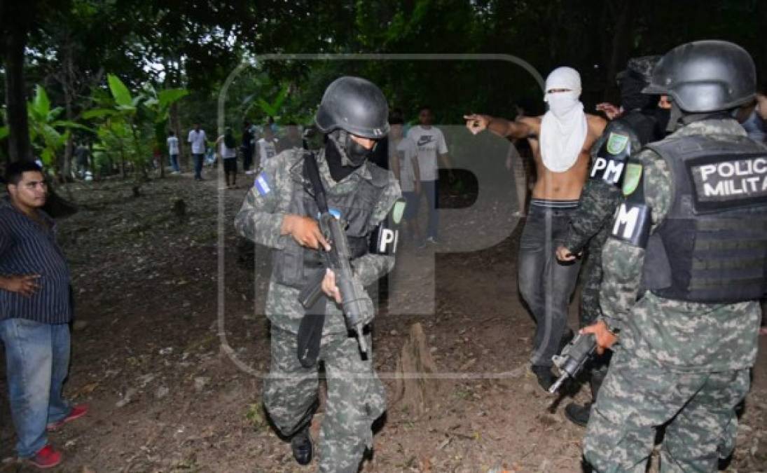 En medio de los momentos de tensión, cuatro sujetos se encargaron de esconder unas motocicletas que iban a ser presentadas como evidencia contra los presuntos mareros, por lo que las autoridades también los capturaron.