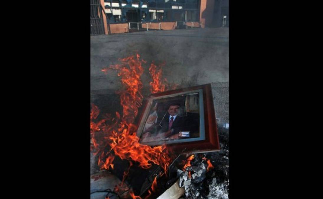 Un retrato del gobernador de Guerrero, Ángel Aguirrer Rivero, arde en llamas en el Palacio de Gobierno.