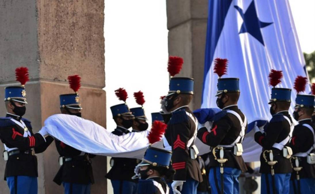 La Bandera Nacional fue izada este martes 1 de septiembre en todos los departamentos del país como parte del inicio de las fiestas patrias.