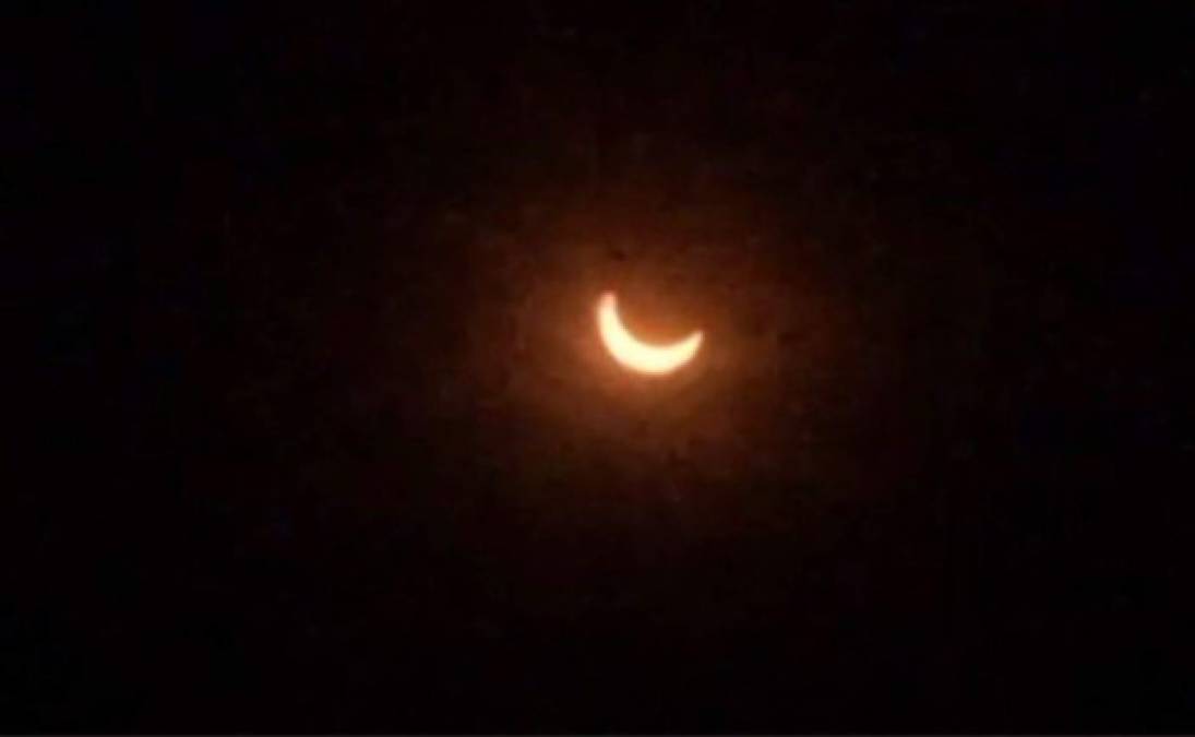 En Los Ángeles, miles de personas acudieron al Observatorio Griffith, que corona las colinas circundantes. Muchos fueron caminando para evitar los atascos y estacionamientos desbordados, pese a que en esa ciudad el eclipse fue visible solo en 60%.